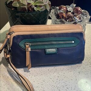 COACH Daisy Spectator Accordion Leather Wallet/Wristlet 8”x5”x1” Preloved